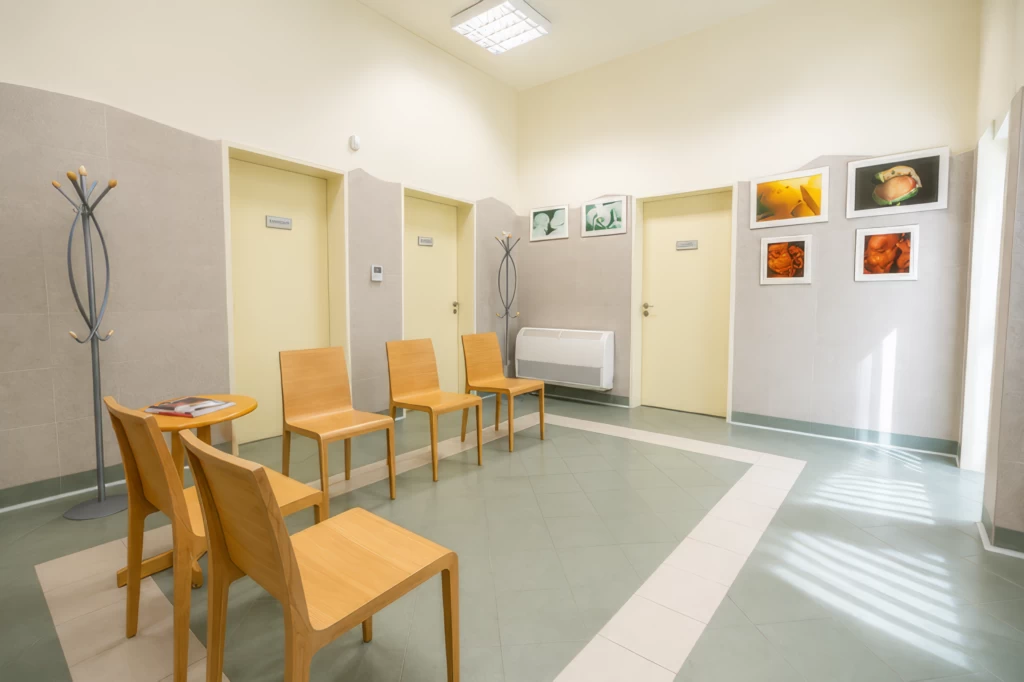 Váró várószékekkel és képekkel a falon