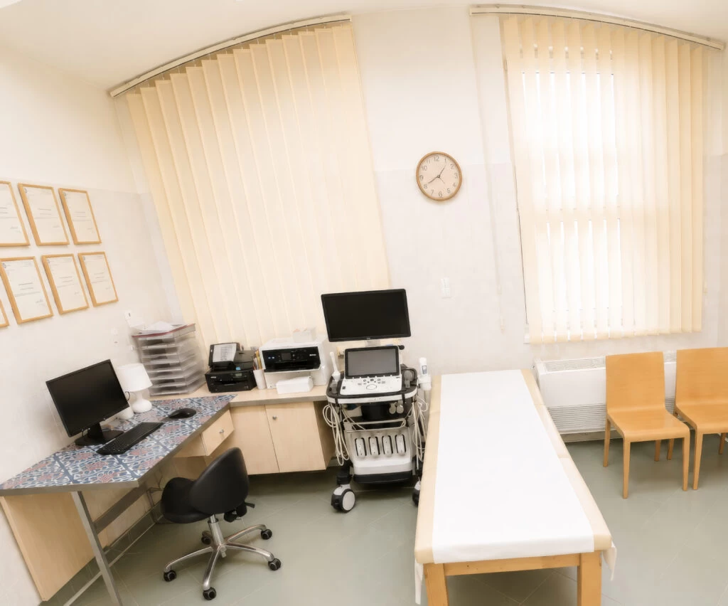 Ultrahangos diagnosztikai rendelő vizsgálóággyal